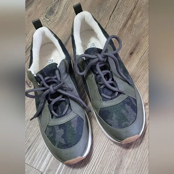 Nordstrom Rack Sneakers - Picture 2 of 5